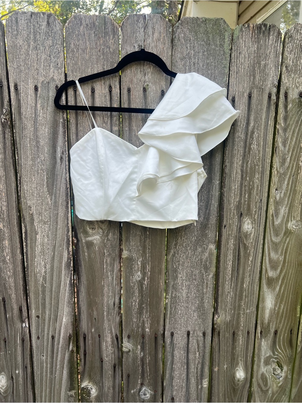 DO+BE White One-Shoulder Ruffle Crop Top